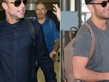 Com chinelo, Ricky Martin desembarca em SP com namorado bonitão