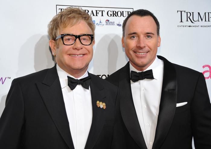 Elton John e David Furnish (Crédito: Reprodução)