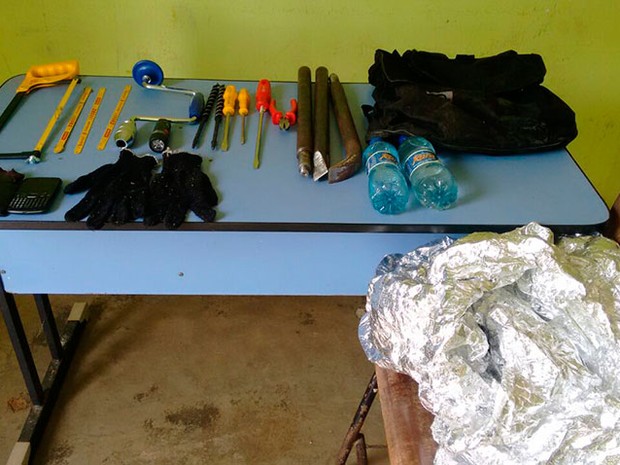 A polícia apreendeu os equipamentos usados para arrombar a janela dos Correios