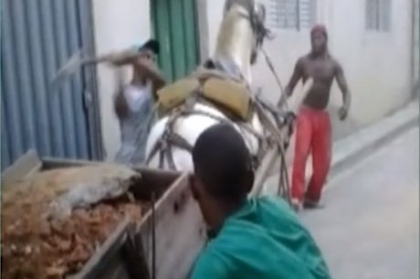 Carroceiro espanca cavalo e revolta moradores em Belo Horizonte (Crédito: Reprodução)
