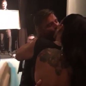 Ricky Martin leiloou um beijo seu (Crédito: Reprodução)
