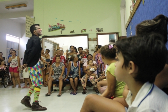 Voluntários em tarde de alegria (Crédito: Reprodução)
