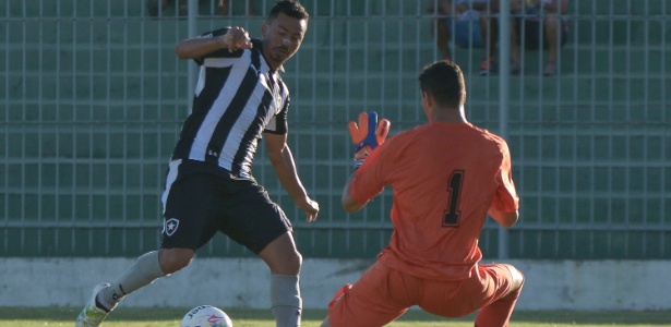 O Botafogo entrou em campo neste domingo para visitar o Boavista já garantido na semifinal do Campeonato Carioca, mas ainda tinha chance de avançar em segundo lugar e conquistar a vantagem do empate na próxima fase. Apesar da vitória por 1 a 0, não foi o que aconteceu. O resultado deixou o time comandado por Ricardo Gomes com 14 pontos. A pontuação é a mesma do Fluminense, mas o rival ficou em vantagem e terminou com a segunda posição por ter superioridade nos saldo de gols: 7 a 4. O líder foi o Vasco, com 17 pontos. O gol que definiu o resultado foi marcado pela revelação Leandrinho, meia de 19 anos que saiu do banco no segundo tempo e balançou as redes pela primeira vez como profissional. O Botafogo terá como adversário na semifinal do Campeonato Carioca o Fluminense, mas agora volta as atenções para a Copa do Brasil. Na quinta-feira, receberá a visita do Coruripe. Na partida de ida, venceu por 1 a 0. (Crédito: Reprodução)