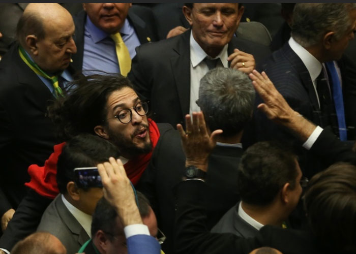 Jean Wyllys coepe em Bolsonaro (Crédito: Divulgação)