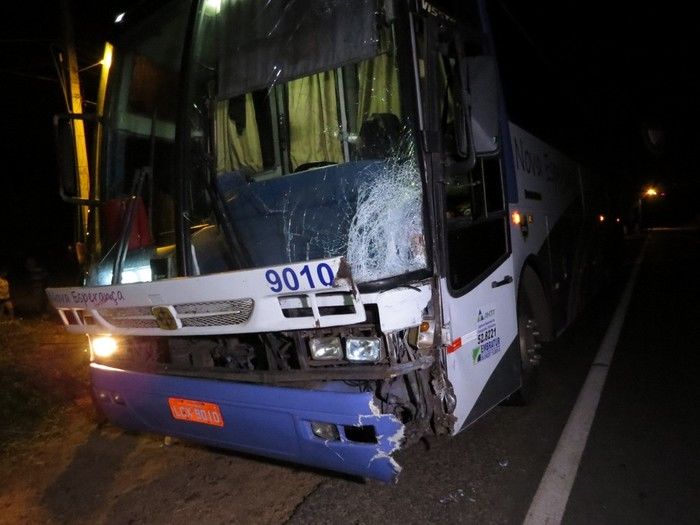 Ônibus ficou parcialmente destruído