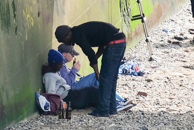 Filho de Madonna, fuma e bebe com amigos embaixo deponte em Londres (Crédito: Reprodução)