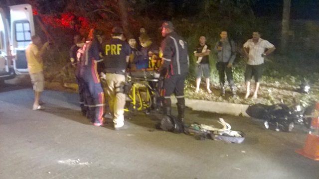 Acidente deixou motociclista ferido (Crédito: Reprodução)