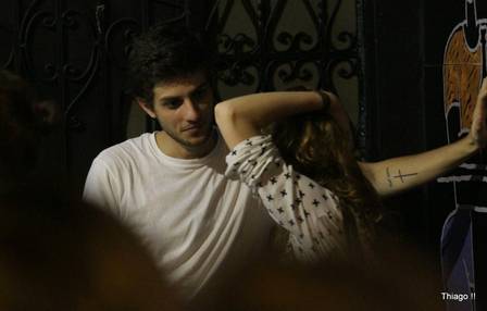 Chay Suede bate papo em bar