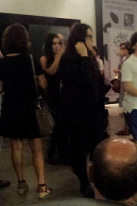 Ana Carolina e Letícia Lima são vistas deixando cinema