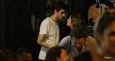 Chay Suede fica olho a olho com loira