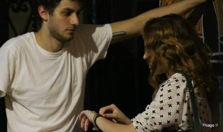 Chay Suede se diverte sem a namorada