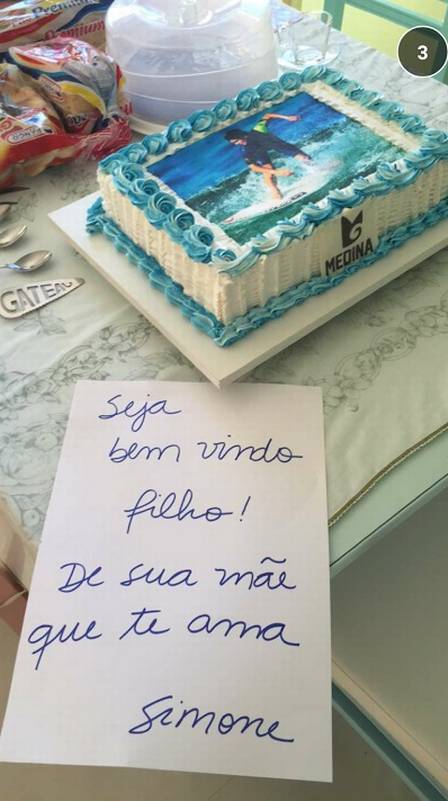 Gabriel Medina recebe ‘mimos’ da mãe e da namorada após mundial (Crédito: Arquivo pessoal)