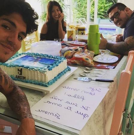 Gabriel Medina recebe ‘mimos’ da mãe e da namorada após mundial (Crédito: Arquivo pessoal)