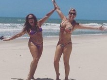 Aos 73 anos, Susana Vieira exibe corpão em praia de Fortaleza