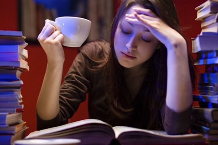 Estudar na madrugada ou dormir? (Crédito: Reprodução)