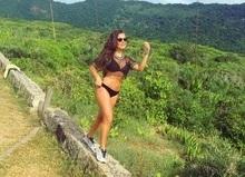 Fernanda Souza impressiona seguidores ao mostrar barriga sequinha