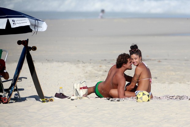 Aline Riscado curte praia com namorado (Crédito: Ag News)