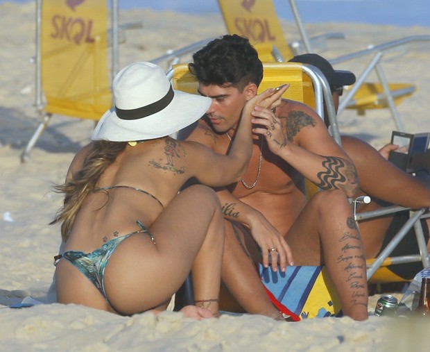 Vivi Araújo curte praia com noivo Radamés (Crédito: AgNews)