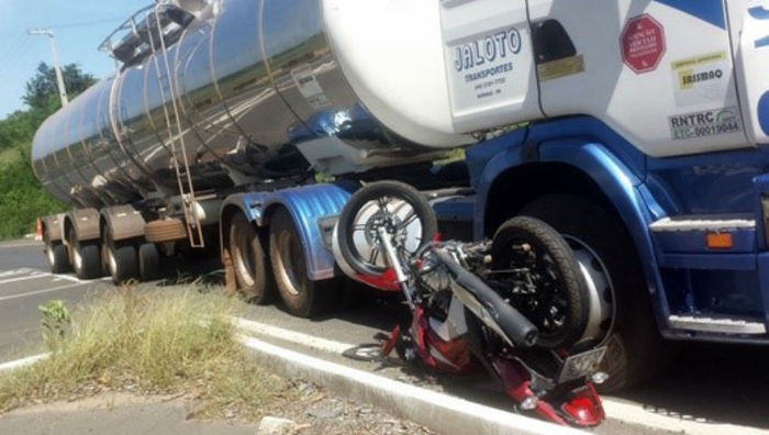 Scania colidiu com motocicleta