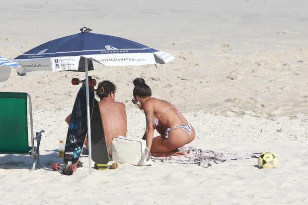 Aline Riscado curte praia com namorado (Crédito: Ag News)