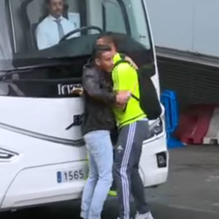Fã dribla segurança para abraçar Cristiano Ronaldo (Crédito: Reprodução)