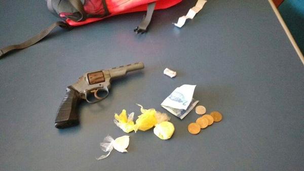 Arma a droga apreendida com o menor