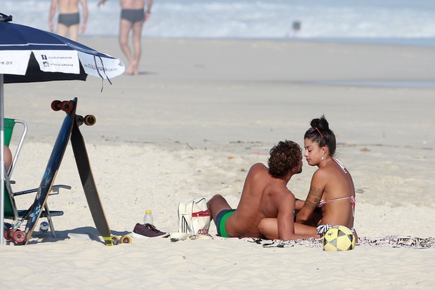 Aline Riscado curte praia com namorado (Crédito: Ag News)