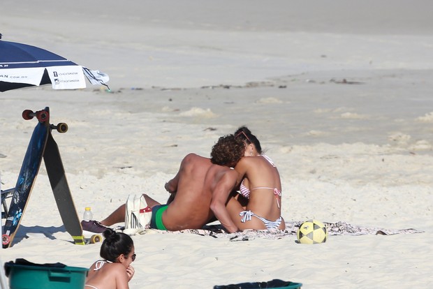 Aline Riscado curte praia com namorado (Crédito: Ag News)
