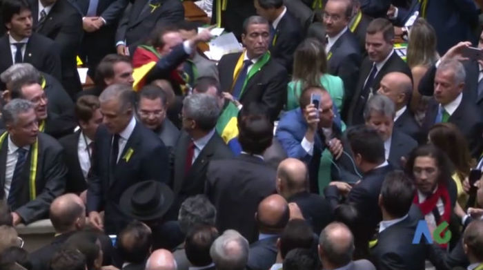 Filho de Bolsonaro cospe de volta em Jean Wyllys