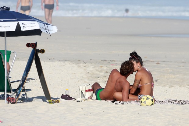 Aline Riscado curte praia com namorado (Crédito: Ag News)