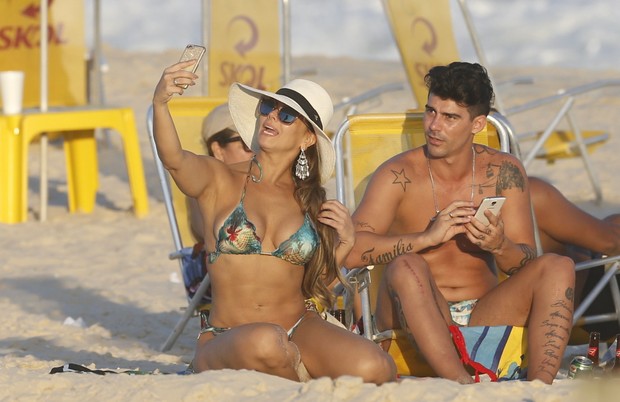 Vivi Araújo curte praia com noivo Radamés (Crédito: AgNews)