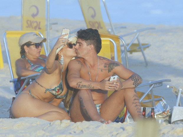 Vivi Araújo curte praia com noivo Radamés (Crédito: AgNews)