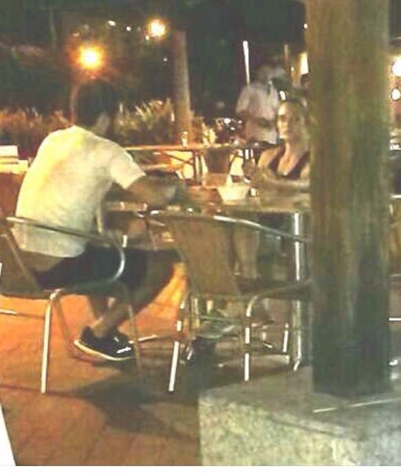 O casal foi flagrado em um jantar romântico (Crédito: Reprodução)