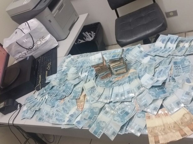 Dinheiro apreendido com a advogada