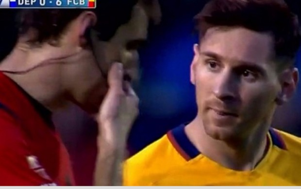 Messi e árbitro em conversa (Crédito: Reprodução)