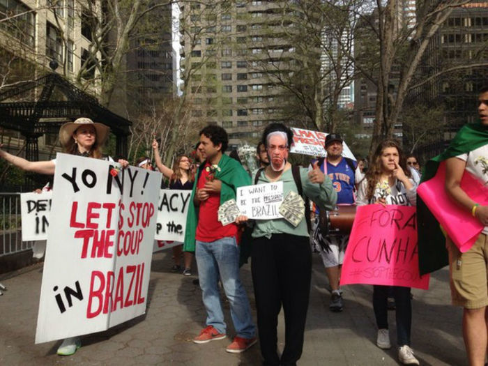 Manifestantes contrários ao impeachment de Dilma protestaram em NY contra suposto 'golpe' (Crédito: Lívia Sá/Arquivo pessoal)