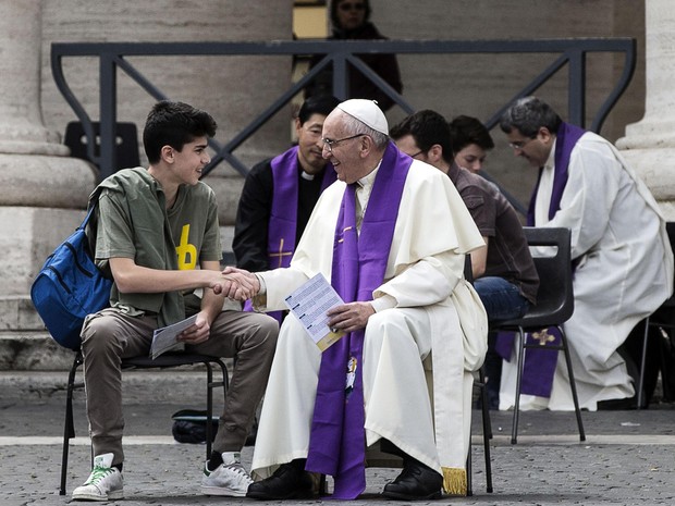 Papa Francisco cumprimenta adolescente que se confessou com ele no Vaticano (Crédito: Associated Press)
