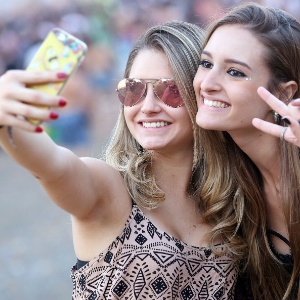 Público tira selfie em frente ao palco da Tomorrowland (Crédito: Divulgação)