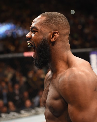Jon Jones berra no octógono (Crédito: Getty)