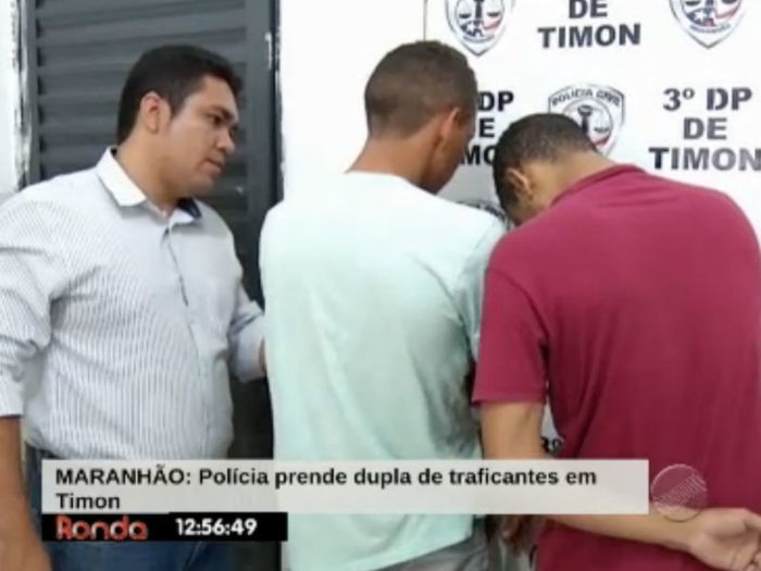 Repórter entrevista acusados (Crédito: Reprodução TV Meio Norte)