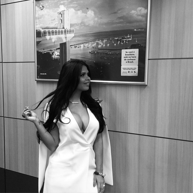 Milena Teixeira no gabinete do marido (Crédito: Divulgação)