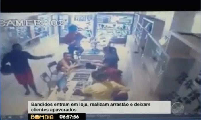 Dupla armada realizou arrastão na loja (Crédito: Reprodução/TV Meio Norte)