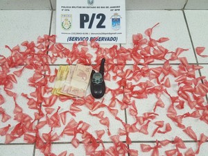 Jovem é preso com drogas e rádio transmissor (Crédito: Reprodução)