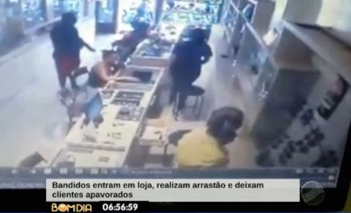 Dupla armada realizou arrastão na loja (Crédito: Reprodução/TV Meio Norte)