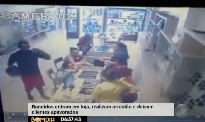 Dupla armada realizou arrastão na loja (Crédito: Reprodução/TV Meio Norte)