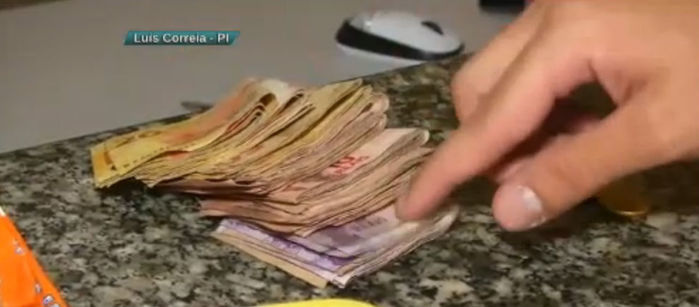 Dinheiro apreendido com a acusada (Crédito: Reprodução/TV Meio Norte)