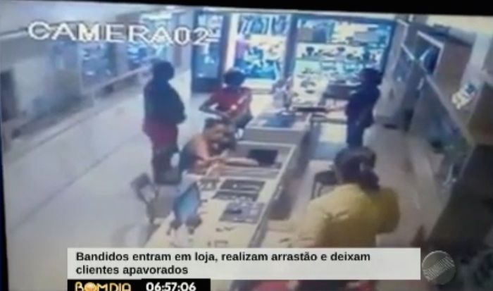Dupla armada realizou arrastão na loja (Crédito: Reprodução/TV Meio Norte)