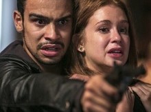 Sofia engana Eliza e deixa a modelo na mira da arma de Jacaré
