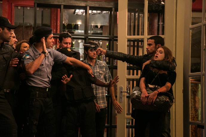 Jacaré leva Eliza de refém com joias que roubou da mansão