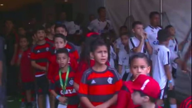 Crianças ficaram esperando jogadores (Crédito: Reprodução)
